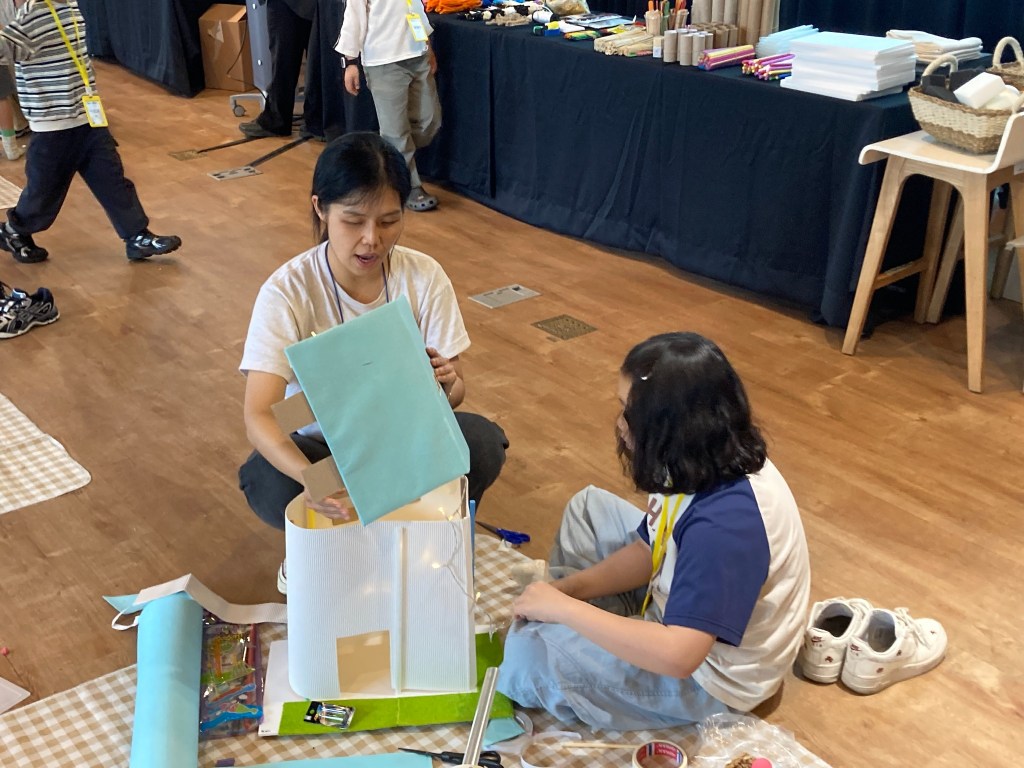 정림건축재단 건축교육에서 공간 모형을 함께 만드는 모습