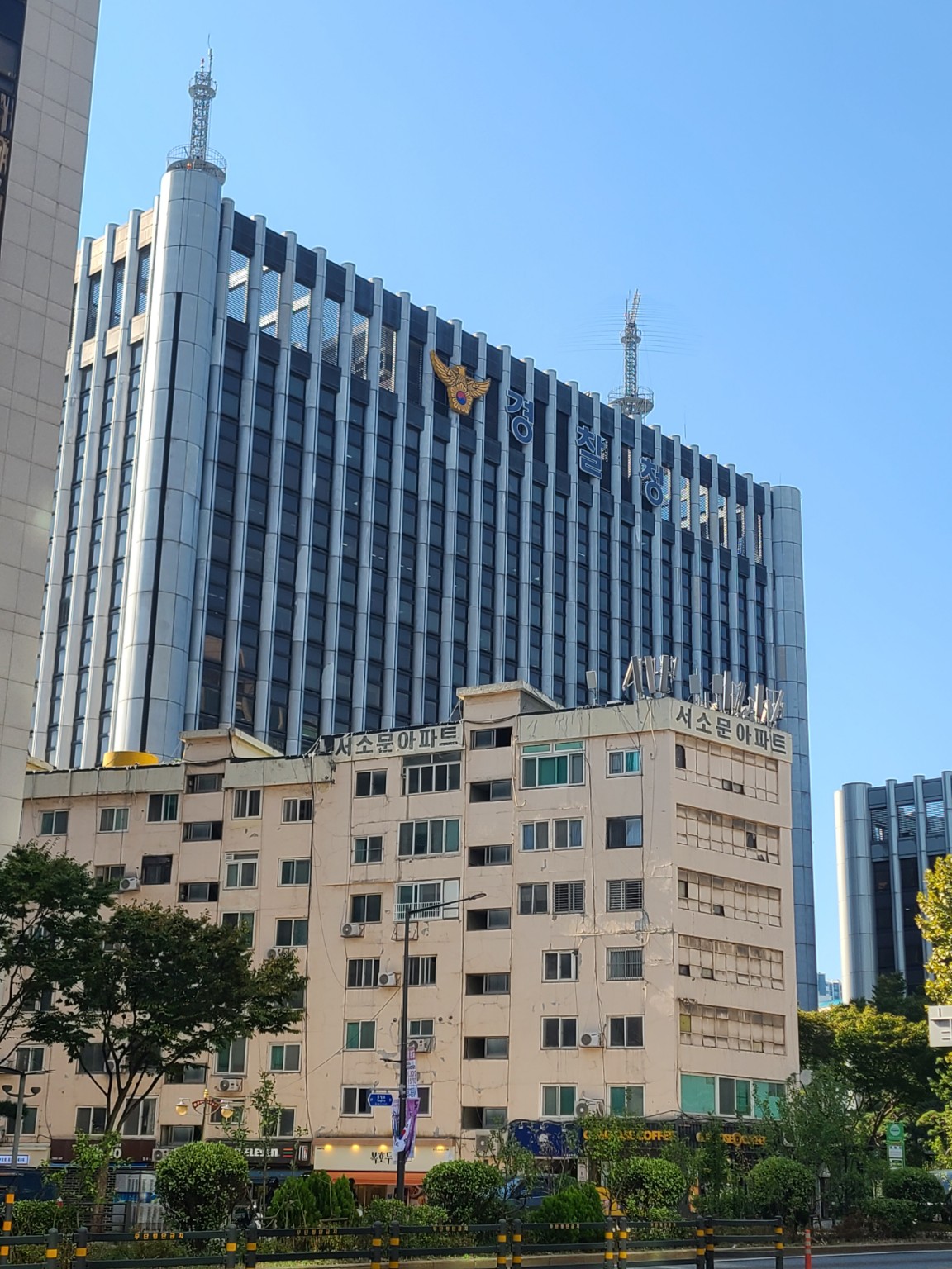 서소문아파트와 뒤편 경찰청 건물이 함께 보이는 거리 풍경