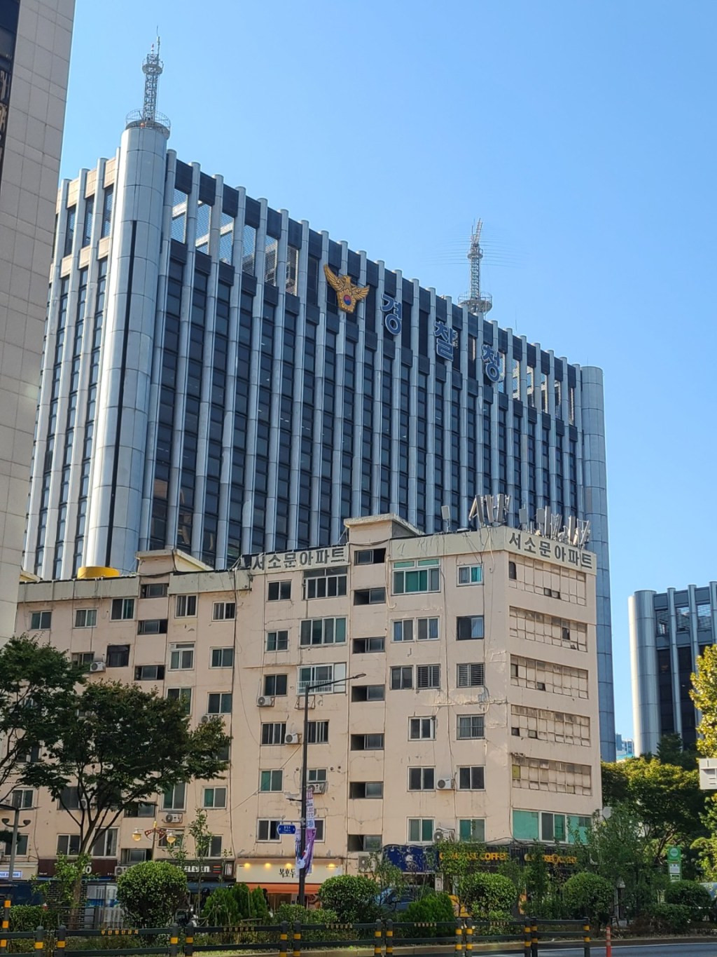 서소문아파트와 뒤편 경찰청 건물이 함께 보이는 거리 풍경