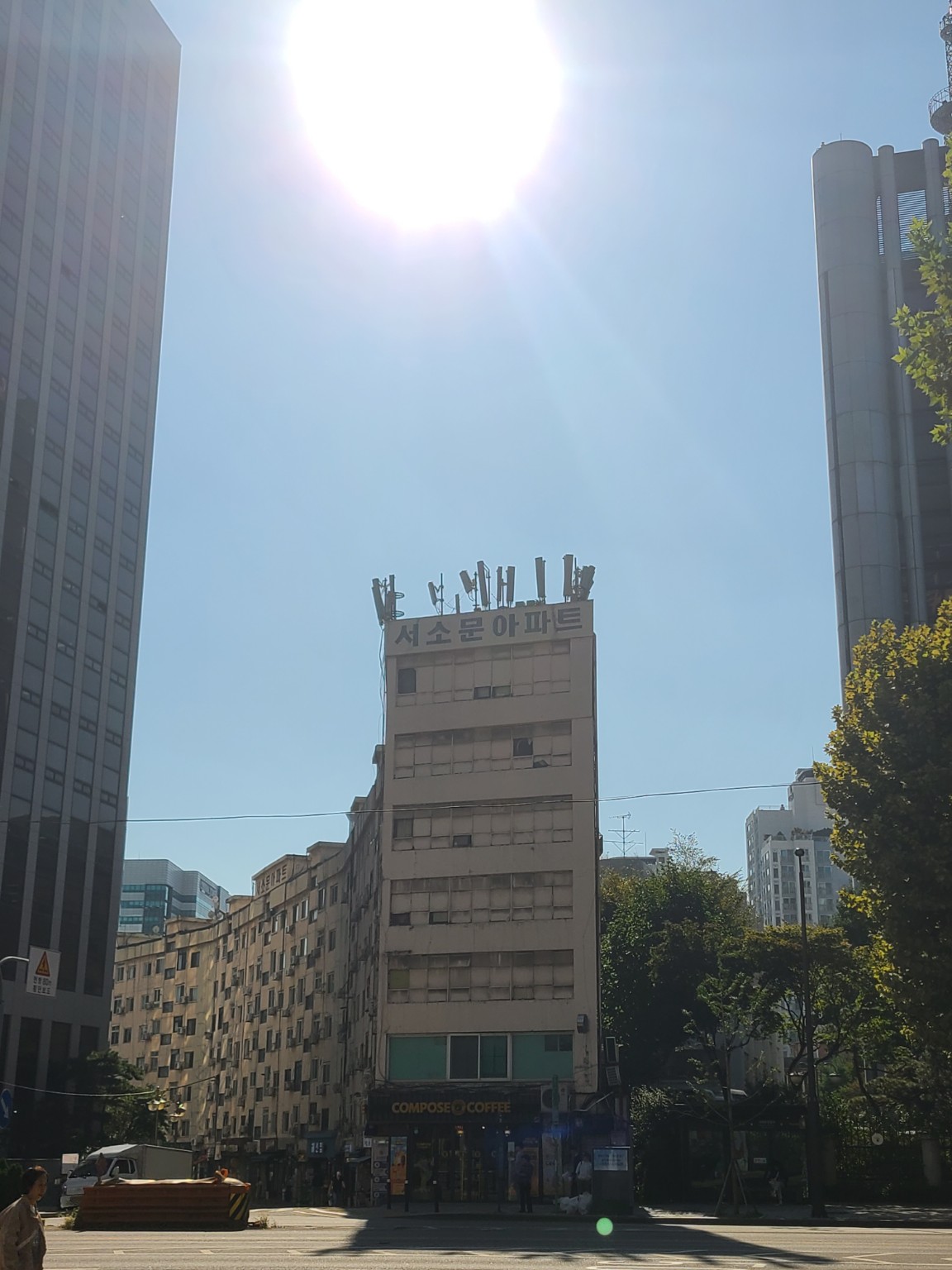 오후 햇빛 아래 서소문아파트의 측면
